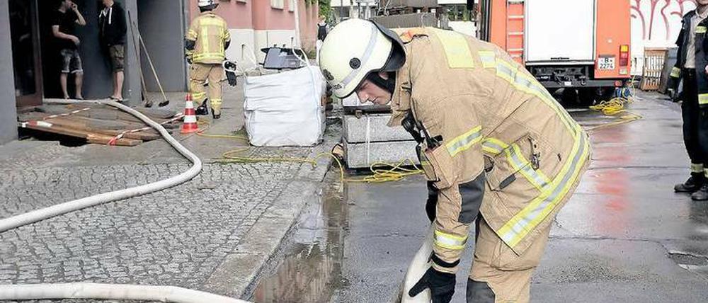 Fehlten nur noch die Rettungstaucher. Die Feuerwehr war im Ausnahmezustand beim Unwetter in Berlin.