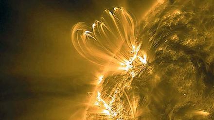 Unruhiger Stern. Die Aufnahme zeigt, wie die Sonne Materie ins All schleudert. Die Schleifen bestehen aus extrem heißem Gas, sie sind um ein Vielfaches größer als die Erde.
