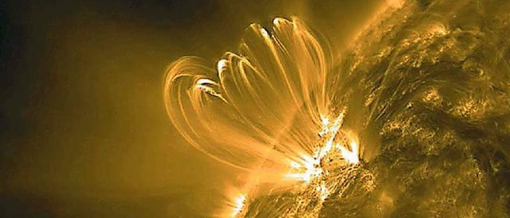 Unruhiger Stern. Die Aufnahme zeigt, wie die Sonne Materie ins All schleudert. Die Schleifen bestehen aus extrem heißem Gas, sie sind um ein Vielfaches größer als die Erde.