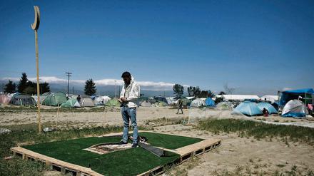 Ein muslimischer Flüchtling betet im griechischen Flüchtlingslager bei Idomeni auf einem improvisierten Gebetsort. 