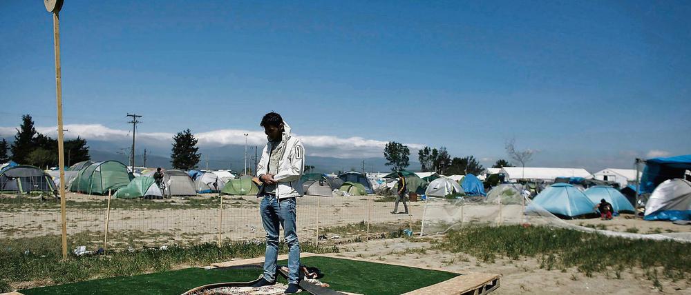 Ein muslimischer Flüchtling betet im griechischen Flüchtlingslager bei Idomeni auf einem improvisierten Gebetsort.