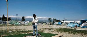 Ein muslimischer Flüchtling betet im griechischen Flüchtlingslager bei Idomeni auf einem improvisierten Gebetsort. 