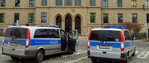 Polizei vor einem Gericht in Erfurt.