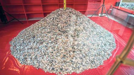 Geschreddert. Costantino Ciervos Installation „Readywaste“ an der Volksbühne, eine Skulptur aus zerstörten CDs, will auf die Verbreitung von Kinderpornografie aufmerksam machen.
