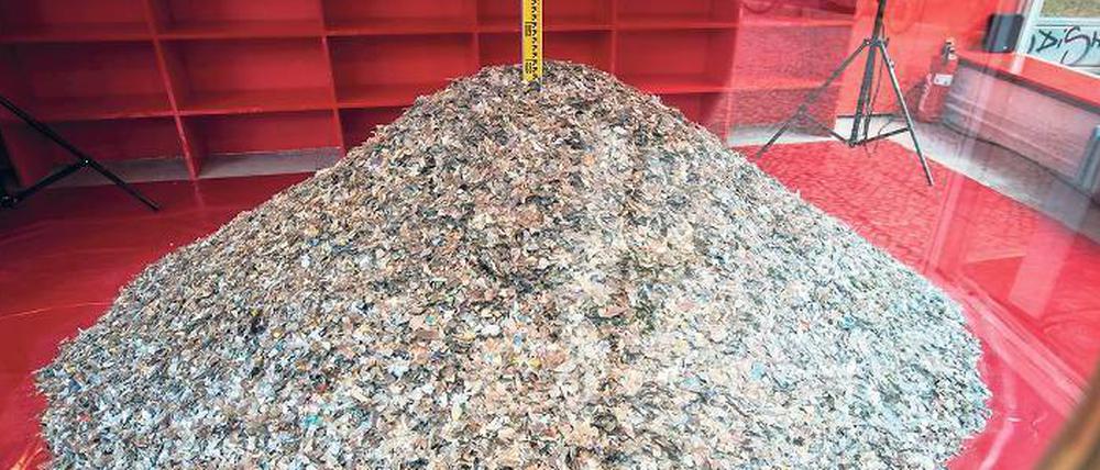 Geschreddert. Costantino Ciervos Installation „Readywaste“ an der Volksbühne, eine Skulptur aus zerstörten CDs, will auf die Verbreitung von Kinderpornografie aufmerksam machen.