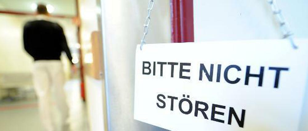"Bitte nicht stören" - In Therapien können Flüchtlingen außerhalb der Unterkunft zur Ruhe zu kommen. Allerdings gibt es zu wenig Betreuungsangebote. Foto: Marcus Brandt dpa/lno