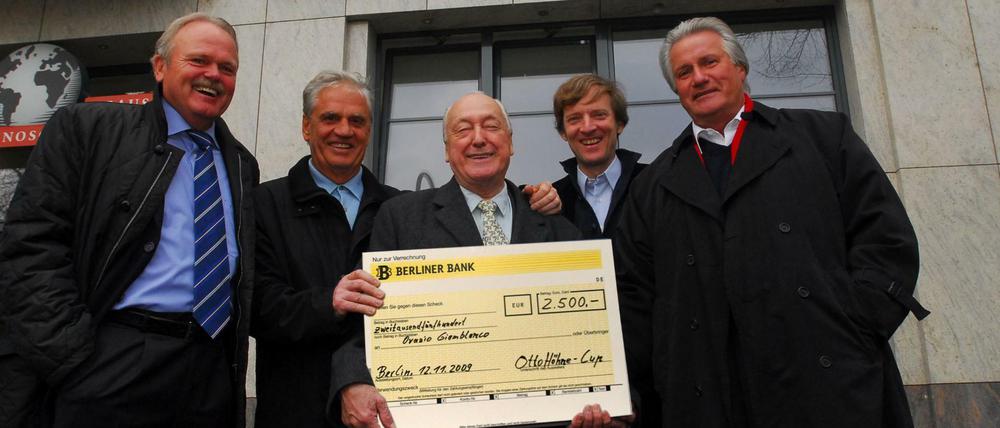 Otto Höhne (Mitte), hier bei der Scheckübergabe zugunsten eines Berliner Golfklubs, war überall ein gern gesehener Gast. Auch beim Tagesspiegel.