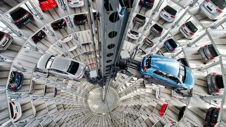 Neuwagen von Volkswagen stehen in den Autotürmen der Autostadt am VW Werk in Wolfsburg.