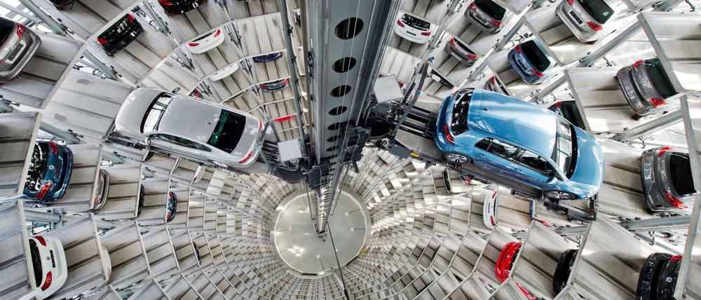 Neuwagen von Volkswagen stehen in den Autotürmen der Autostadt am VW Werk in Wolfsburg.