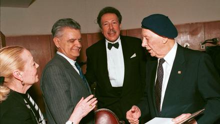 Der kaukasische Schriftsteller Fasil Iskander (rechts im Bild) in Moskau.