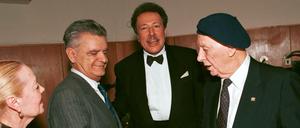 Der kaukasische Schriftsteller Fasil Iskander (rechts im Bild) in Moskau.