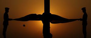 Die sri-lankische Luftwaffe beim Abhissen der Nationalflagge.