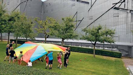 Zum Toben unters bunte Tuch. Der Ferientag im Jüdischen Museum beginnt mit einer Erkundungstour, später entstehen religiöse Wandkalender. Zur Mittagspause geht’s ins Freie.