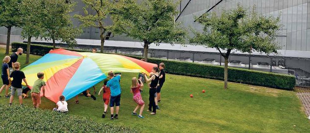 Zum Toben unters bunte Tuch. Der Ferientag im Jüdischen Museum beginnt mit einer Erkundungstour, später entstehen religiöse Wandkalender. Zur Mittagspause geht’s ins Freie.