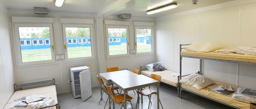 Ein fertig ausgestattetes Zimmer in einem Gebäude der Erstaufnahmeeinrichtung in Wünsdorf (Brandenburg).