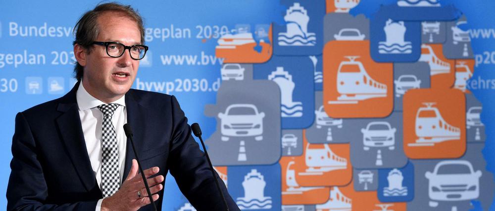 Bundesverkehrsminister Alexander Dobrindt (CSU) stellt am 03.08.2016 bei einer Pressekonferenz in Berlin den neuen Bundesverkehrswegeplan (BVWP) 2030 vor.