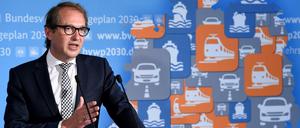 Bundesverkehrsminister Alexander Dobrindt (CSU) stellt am 03.08.2016 bei einer Pressekonferenz in Berlin den neuen Bundesverkehrswegeplan (BVWP) 2030 vor.
