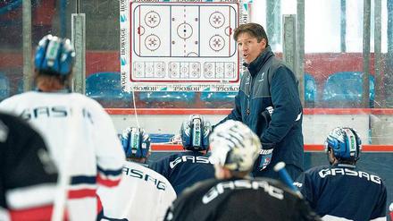 Vergessen, wie das geht? Trainer Uwe Krupp am Montag beim Auftakttraining der Eisbären. 