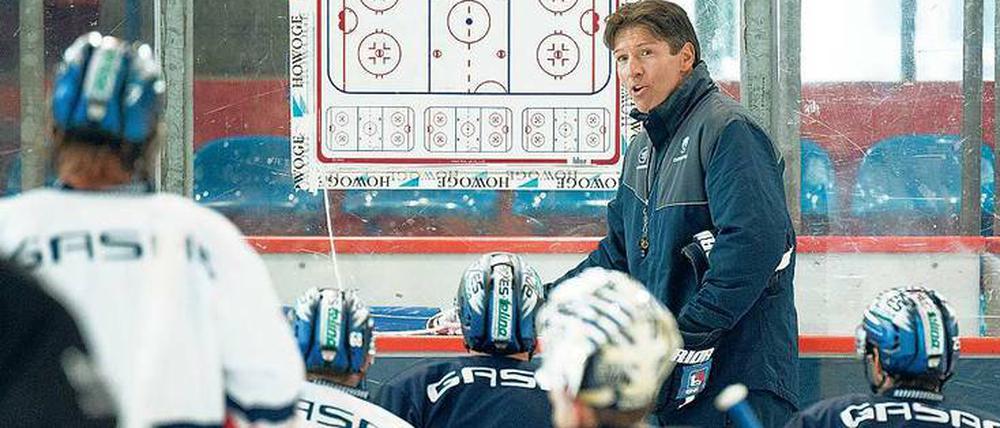 Vergessen, wie das geht? Trainer Uwe Krupp am Montag beim Auftakttraining der Eisbären.