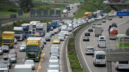 Stau auf der Autobahn 8 bei Leonberg in Baden-Württemberg.