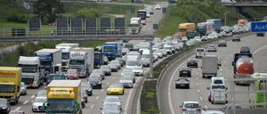 Stau auf der Autobahn 8 bei Leonberg in Baden-Württemberg.