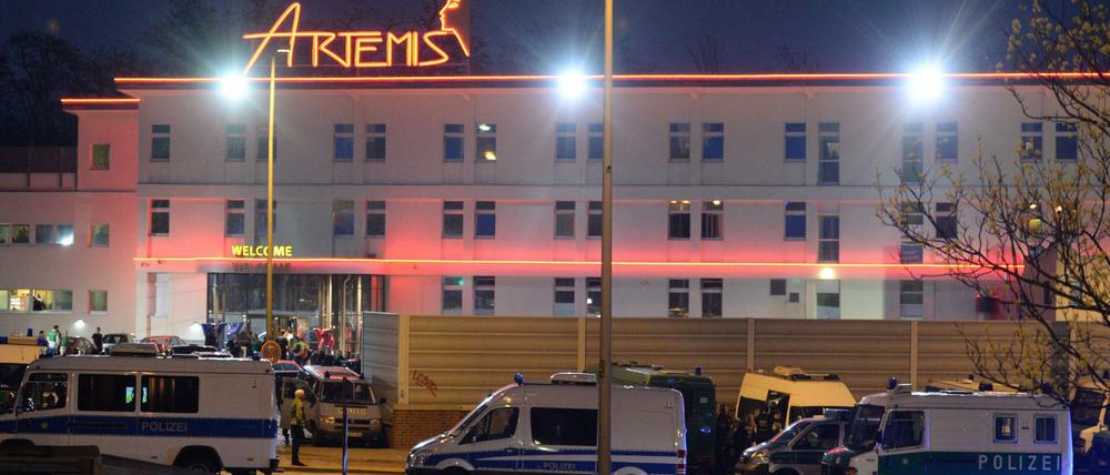 Einsatzkräfte von Polizei, Staatsanwaltschaft, Steuerfahndung und Zoll durchsuchten im April ein Großbordell "Artemis". 