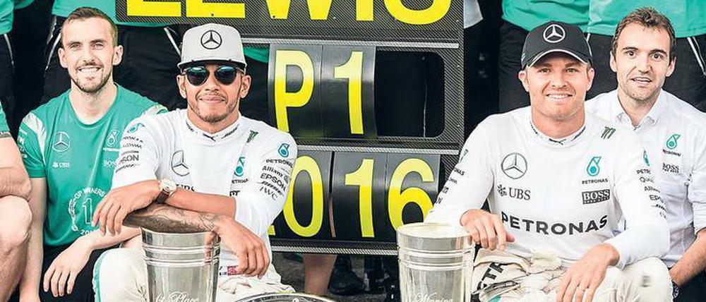 Zwei Lächler, zwei Pokale, aber nur ein Gewinner. Hamilton (l.) zeigte Rosberg wieder einmal die Grenzen auf.