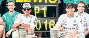 Zwei Lächler, zwei Pokale, aber nur ein Gewinner. Hamilton (l.) zeigte Rosberg wieder einmal die Grenzen auf.