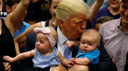 Donald Trump küsst Babys auf einer Wahlveranstaltung in Colorado Springs.