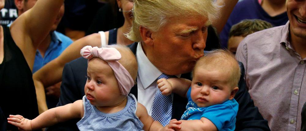Donald Trump küsst Babys auf einer Wahlveranstaltung in Colorado Springs.