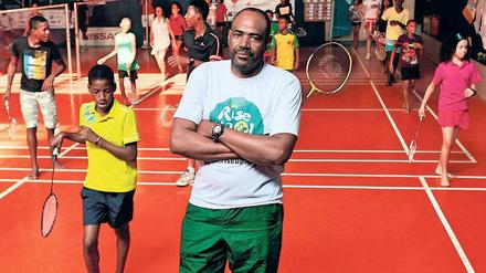 Bad... was? Sebastião Dias (Mitte) hat den Sport erst bekannt gemacht in Brasilien. Für ihn war Badminton Liebe auf den ersten Schlag. Der Sportlehrer unterrichtet heute 230 Kinder und Jugendliche. Wie einst Sohn Ygor, eine große Medaillenhoffnung in Rio. 