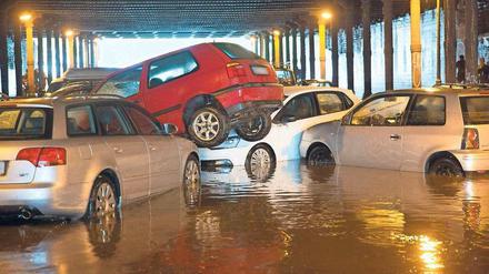 Wasser am Ende des Tunnels. Im Gleimtunnel wurden durch die Kraft des Unwetters Autos gestapelt.