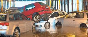 Wasser am Ende des Tunnels. Im Gleimtunnel wurden durch die Kraft des Unwetters Autos gestapelt.