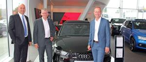 Bürgermeister Kleebank mit den Geschäftsführern Anto Ljubas (links) und André Garrels (rechts).