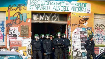 Wem gehört dieses Haus? Auch die Frage des Eigentümers der Rigaer Straße 94 ist nach wie vor ungeklärt.