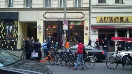 Weil sie in zweiter Reihe parken, müssen sich die Aktivisten mit der Polizei auseinandersetzen.