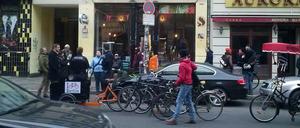 Weil sie in zweiter Reihe parken, müssen sich die Aktivisten mit der Polizei auseinandersetzen.