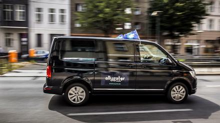 An den blauen Fähnchen erkennt man den Kleinbus von Allygator Shuttle. 