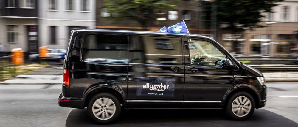 An den blauen Fähnchen erkennt man den Kleinbus von Allygator Shuttle.