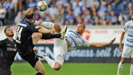 Duisburgs Stanislav Iljutcenko versucht es per Seitfallzieher. 