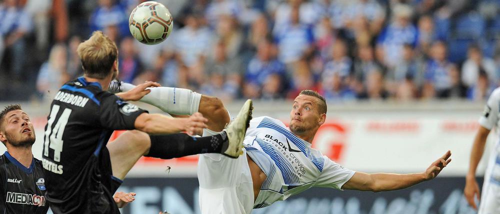 Duisburgs Stanislav Iljutcenko versucht es per Seitfallzieher.