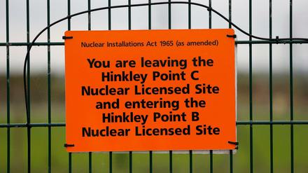 "Sie verlassen Hinkley Point C". Ein Warnschild am Zaun des Geländes in Somerset.