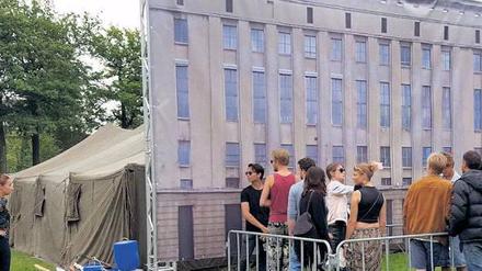 Die Fälschung. Auf einem Musikfestival in den Niederlanden dürften Besucher Schlange stehen.