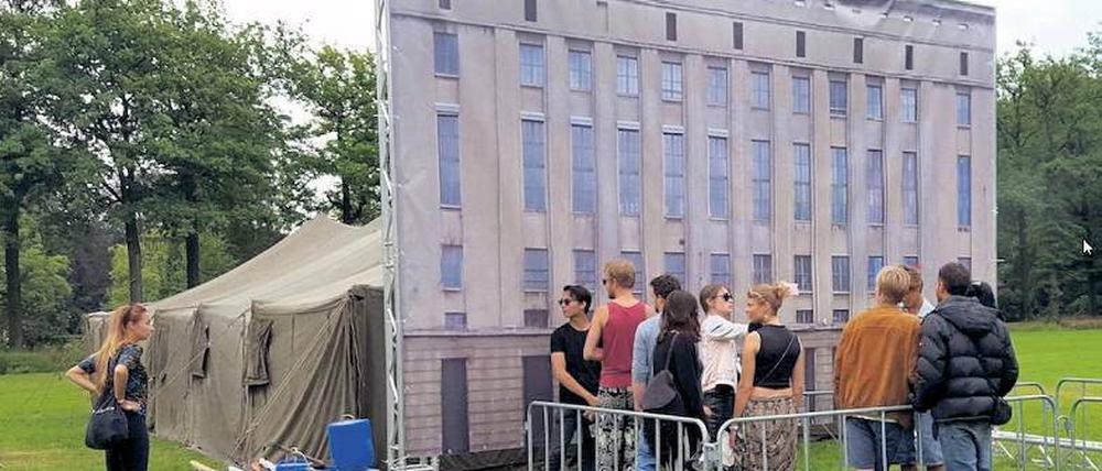 Die Fälschung. Auf einem Musikfestival in den Niederlanden dürften Besucher Schlange stehen.