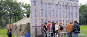 Die Fälschung. Auf einem Musikfestival in den Niederlanden dürften Besucher Schlange stehen.