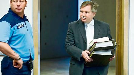 Richter Matthias Fuchs kurz vor einem Rockerprozess.