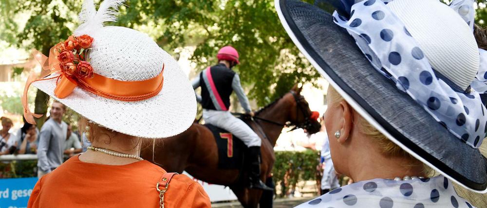 Vermutlich nicht ganz arm: Zuschauerinnen in Hoppegarten.