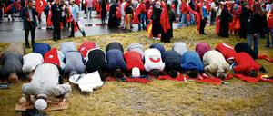 Unterwürfig. Je mehr Macht Staatschef Erdogan an sich reißt, desto mehr wird er von seinen Anhängern verehrt.