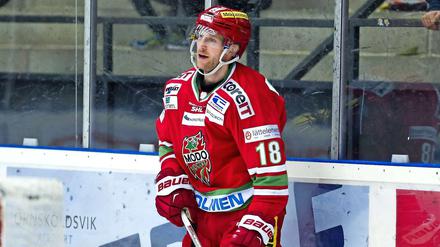 Schweden war so mittelgut. Neu-Eisbär Wilson im Trikot von Modo Hockey.