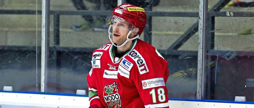 Schweden war so mittelgut. Neu-Eisbär Wilson im Trikot von Modo Hockey.